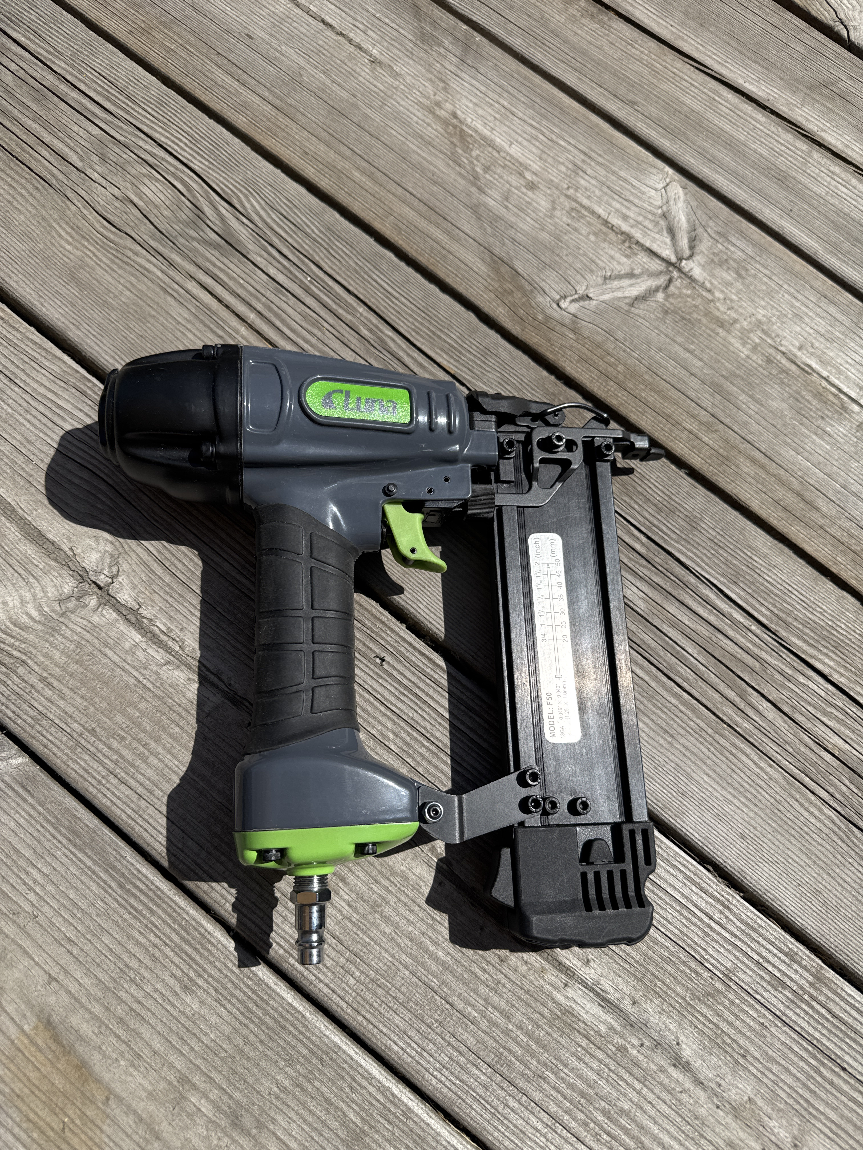 Dyckertpistol för golvlister och dörrfoder