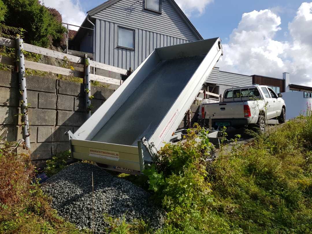 Stor tilhenger med 3-veis tipp og grinder