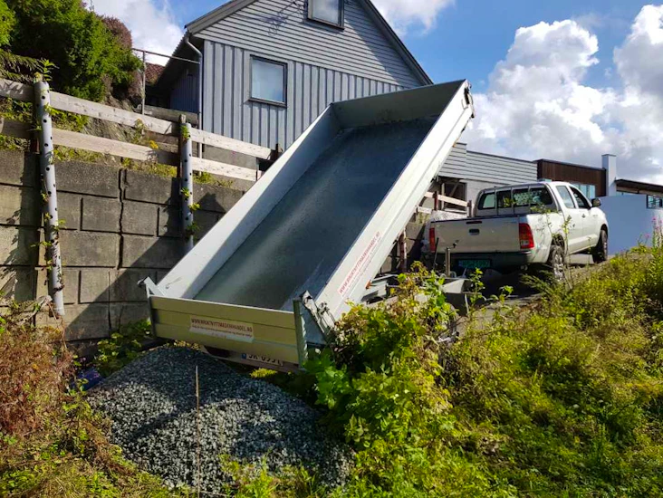 Stor tilhenger med 3-veis tipp og grinder