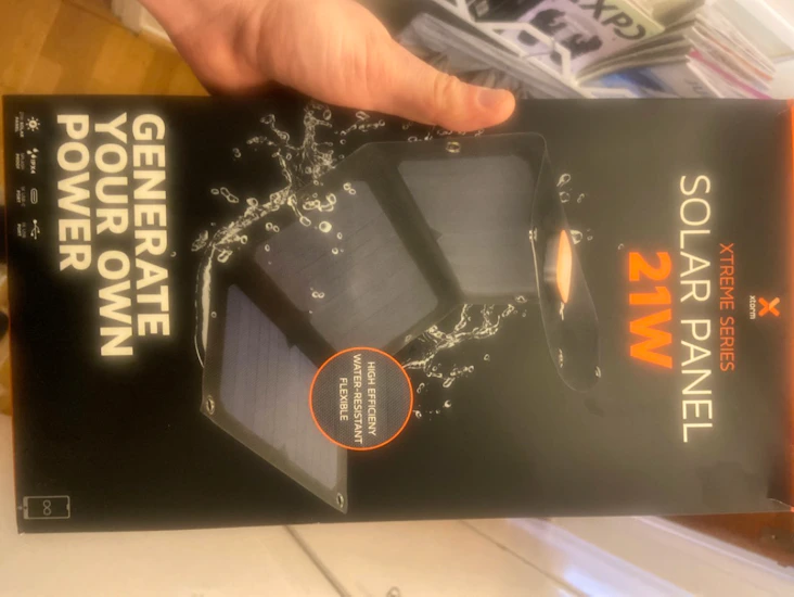 Portabel solpanel mobillladdare