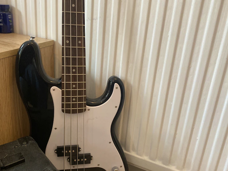 Fender squier precision bass