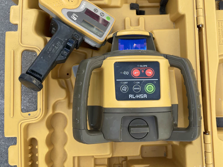 Topcon rl-h5a med tillhörande stativ och linjal
