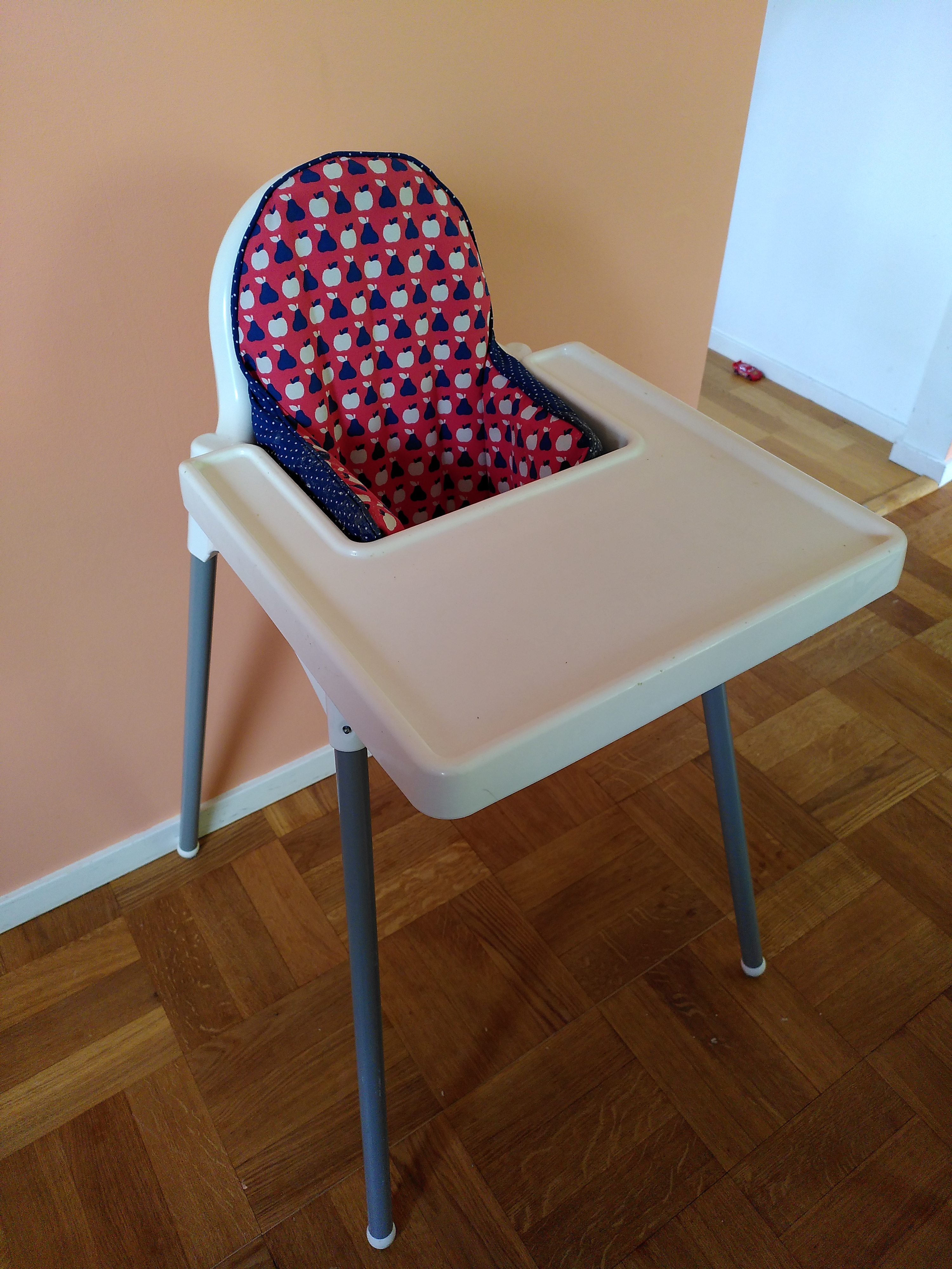 Barnstol med bricka och dyna (ikea antilop)