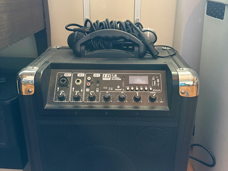 Smidig batteridriven högtalare (ld systems rj8) – med mikrofoner!