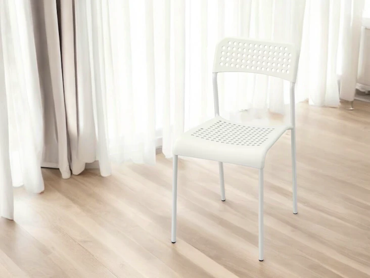 Stapelbara vita stolar
