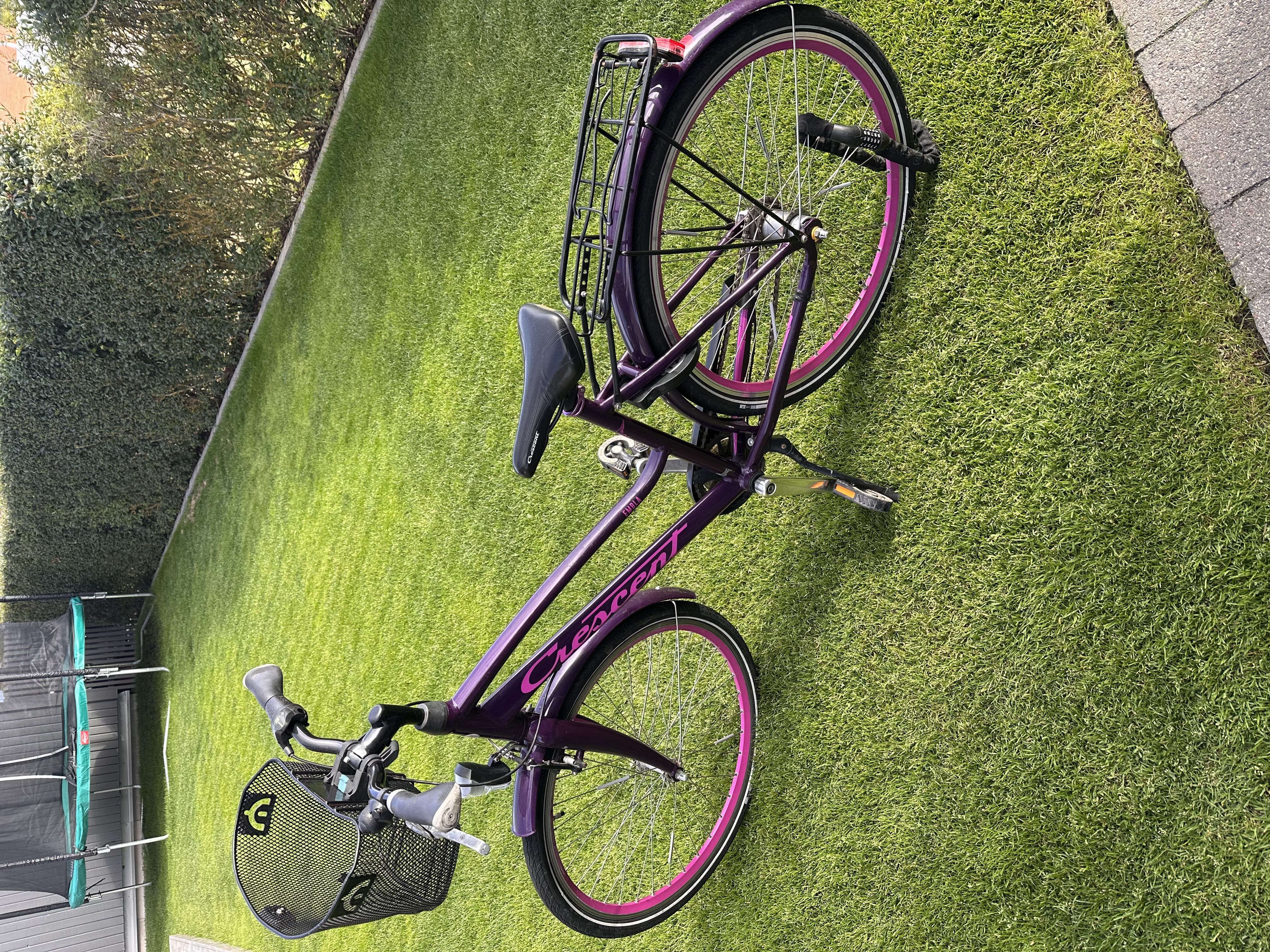 Crescent 26 tum cykel, hjälm och lås ingår. 