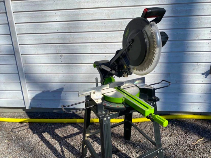 Kap och geringssåg med ben.