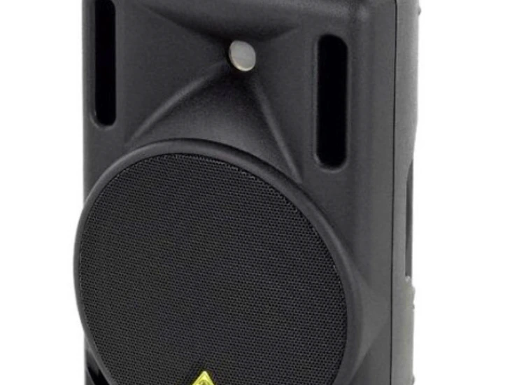 Ett par högtalare, behringer b210d, på stativ