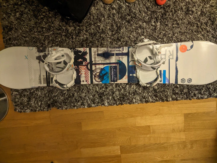 Snowboard nybörjare/medel 159cm +skor (43)