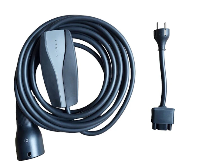 Tesla matkalaturi suko-pistokkeeseen (max. 13 a)