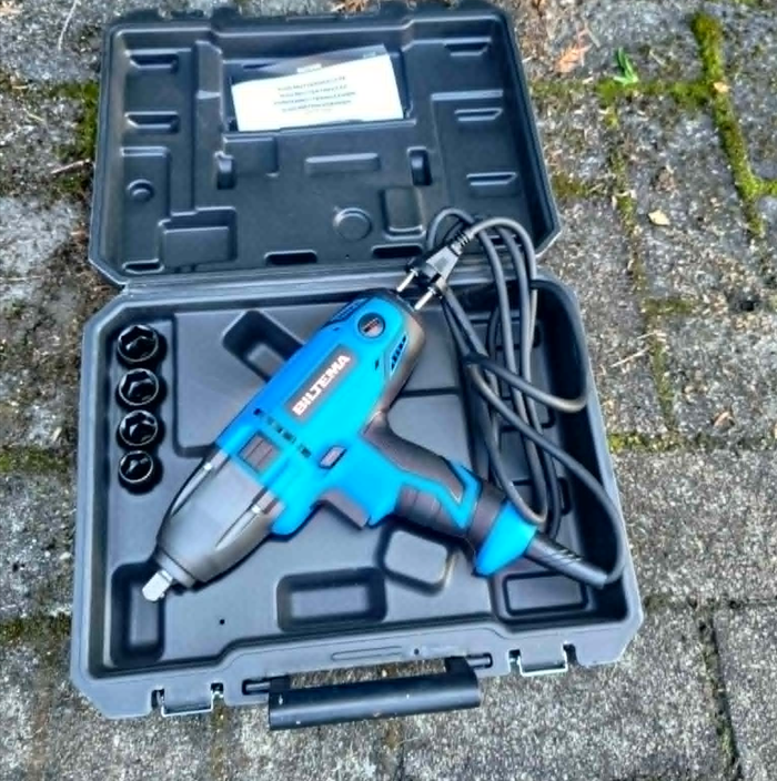 Kit för hjulbyte - mutterdragare och domkraft