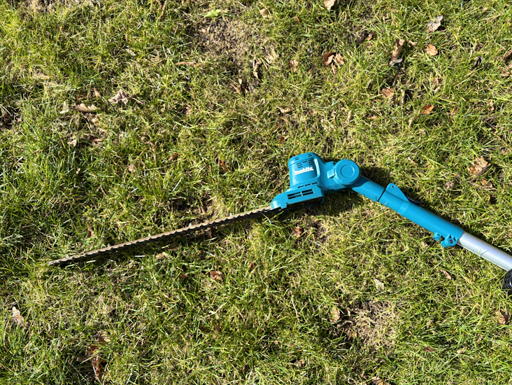 Makita dun461wz stanghækkeklipper med teleskopskaft.