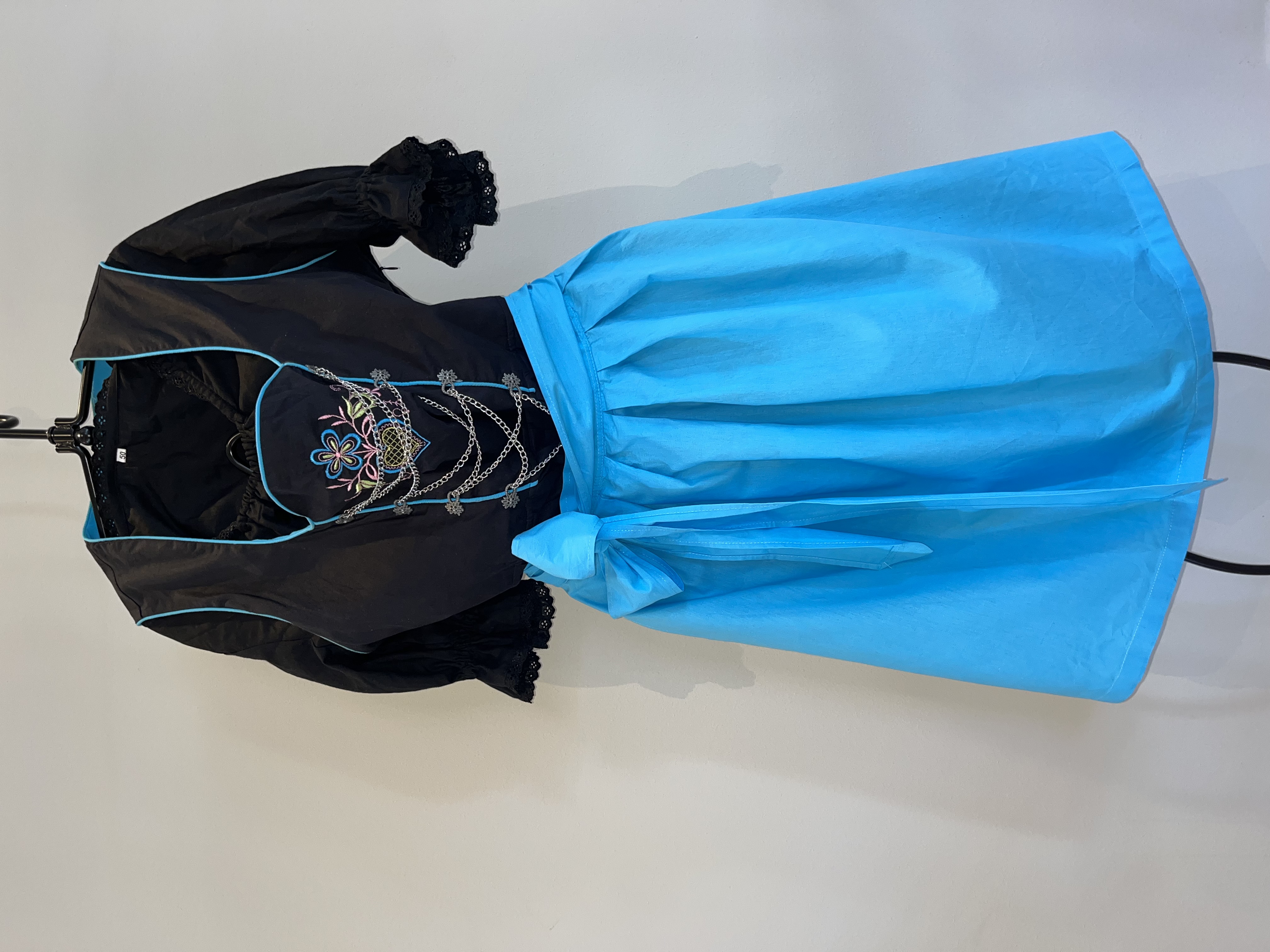 Dirndl storlek 50 svart och turkos