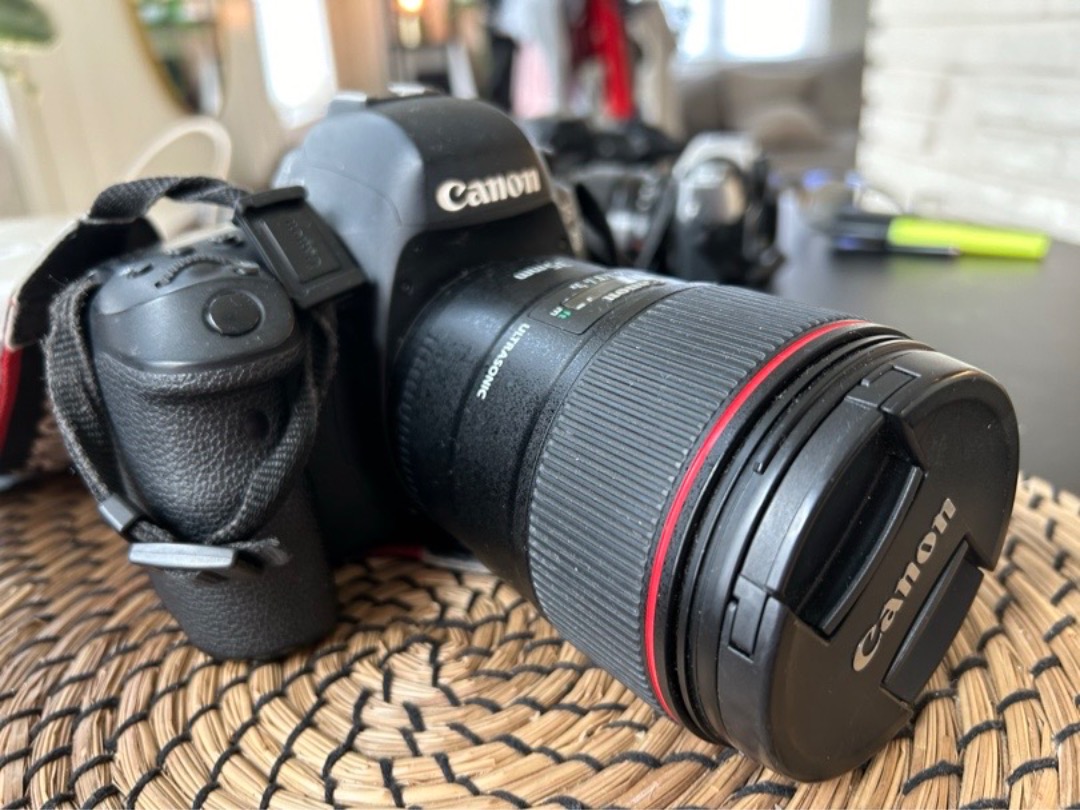 Canon eos 6d mark ii + canon lens ef 35mm 1.4