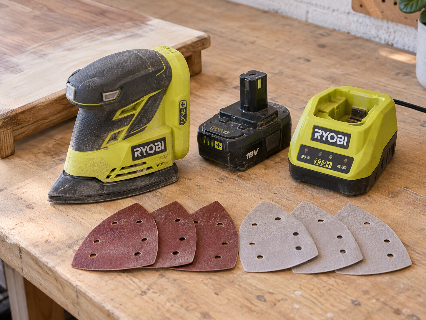 Ryobi one+ handslip r18ps med batteri och sandpapper