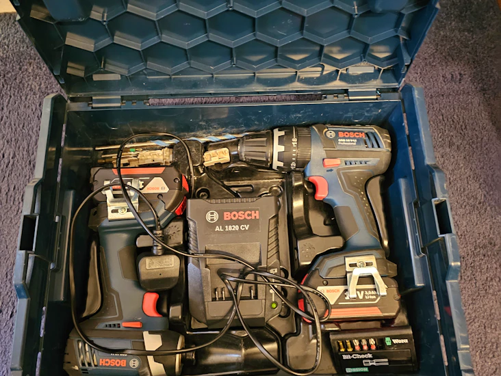 Bosch combi drill / driver and impact driver kit
