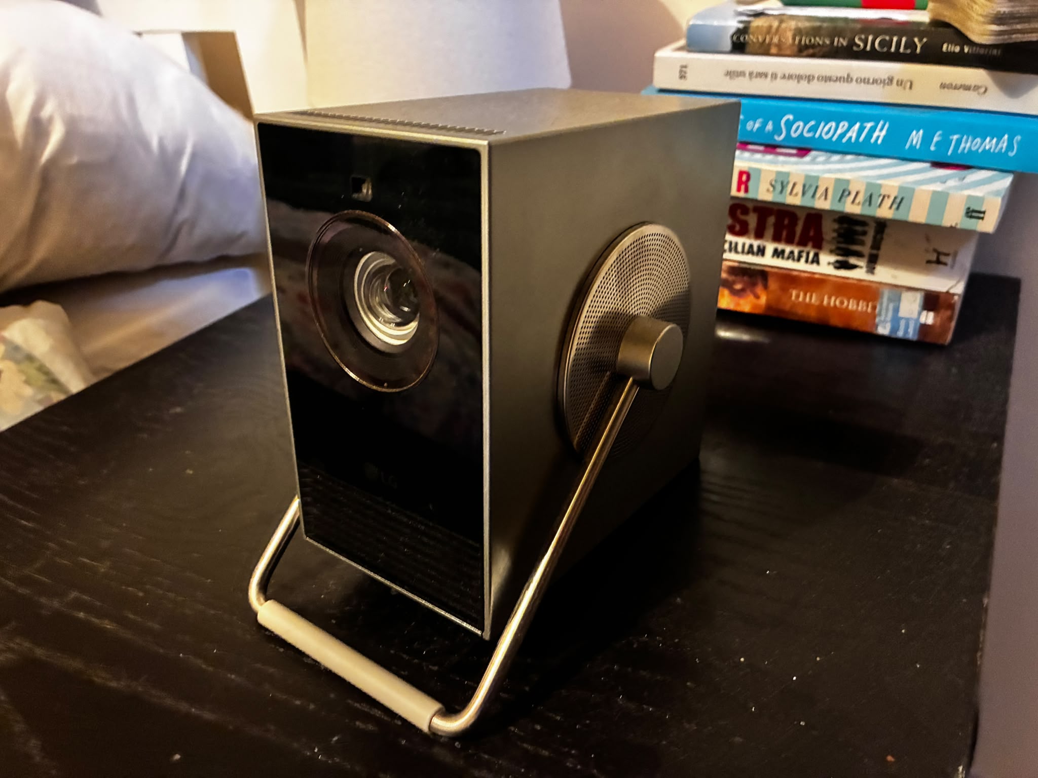 Lg cinebeam q hu710pb 4k smart portable projector with automatic screen adjustment, auto focus, rgb laser, up to 154% dci-p3