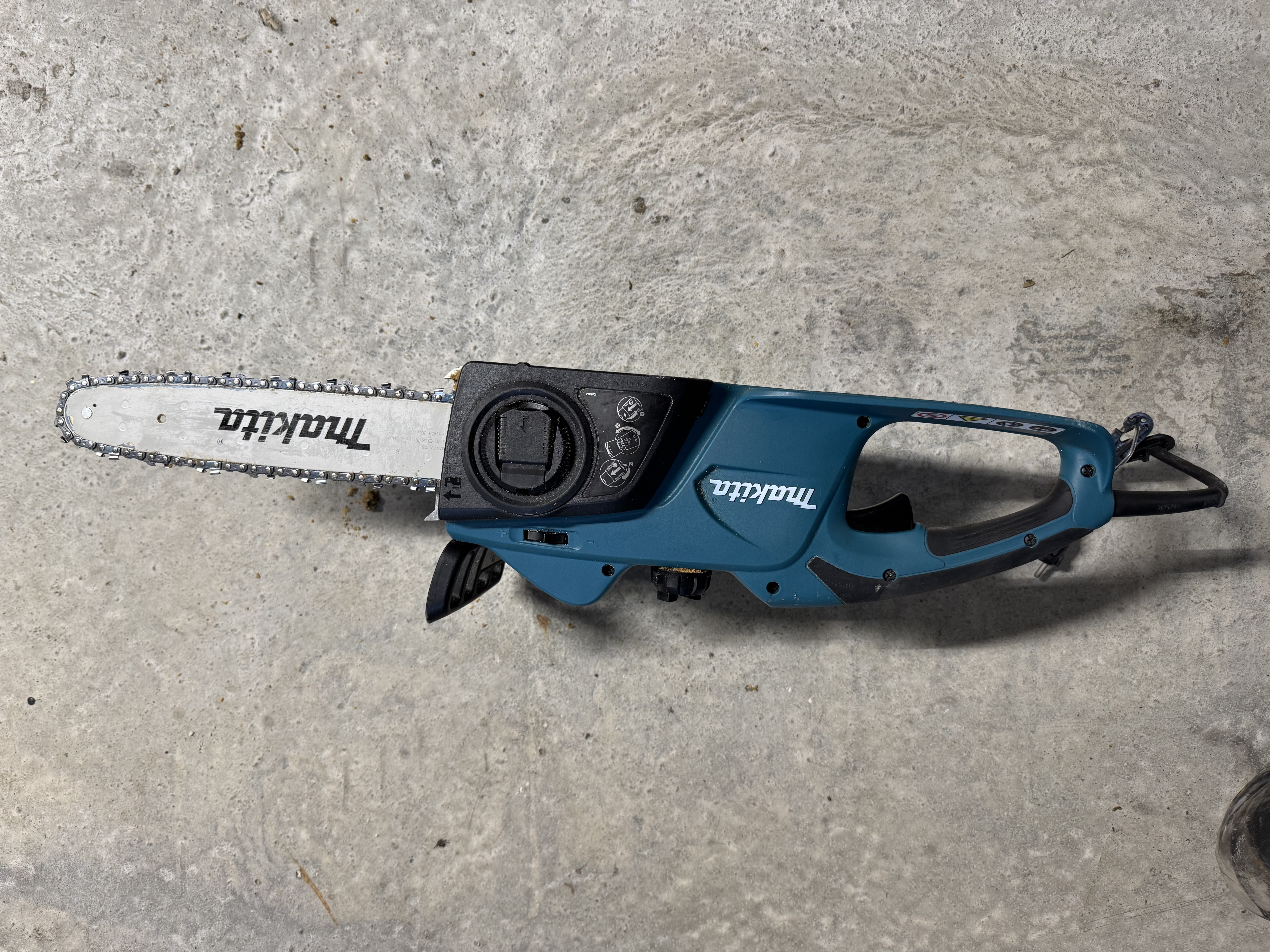 Makita motorsag på strøm – selvbetjent & superenkelt! ⚡🌲