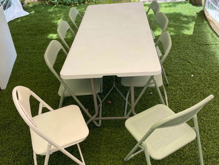 Bord och stolar till partytältet