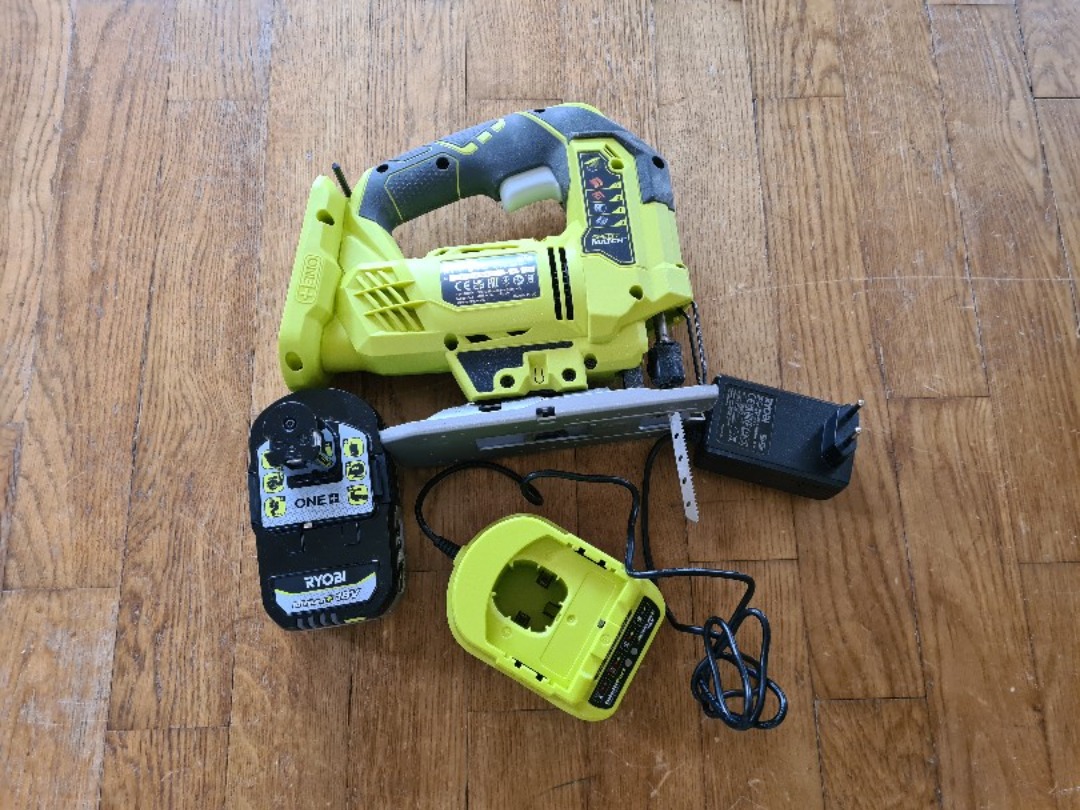 Bra batteridriven sticksåg inkl 21 olika blad