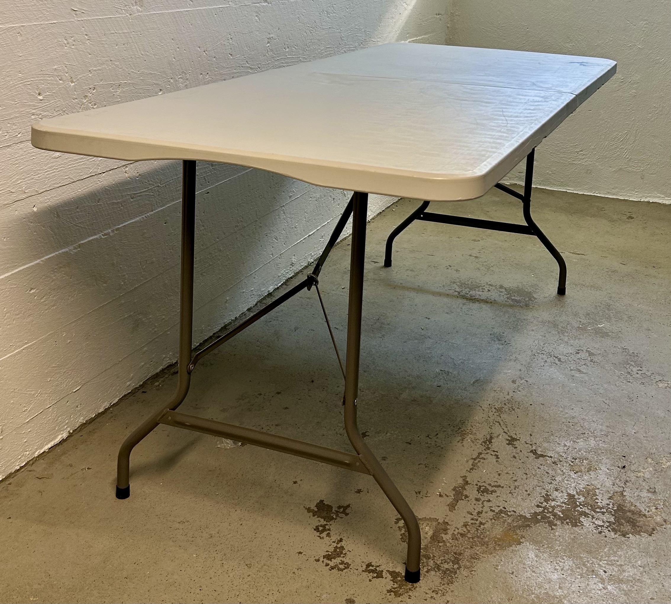 Sammenleggbart bord 180 cm til leie – perfekt til fest og arrangement