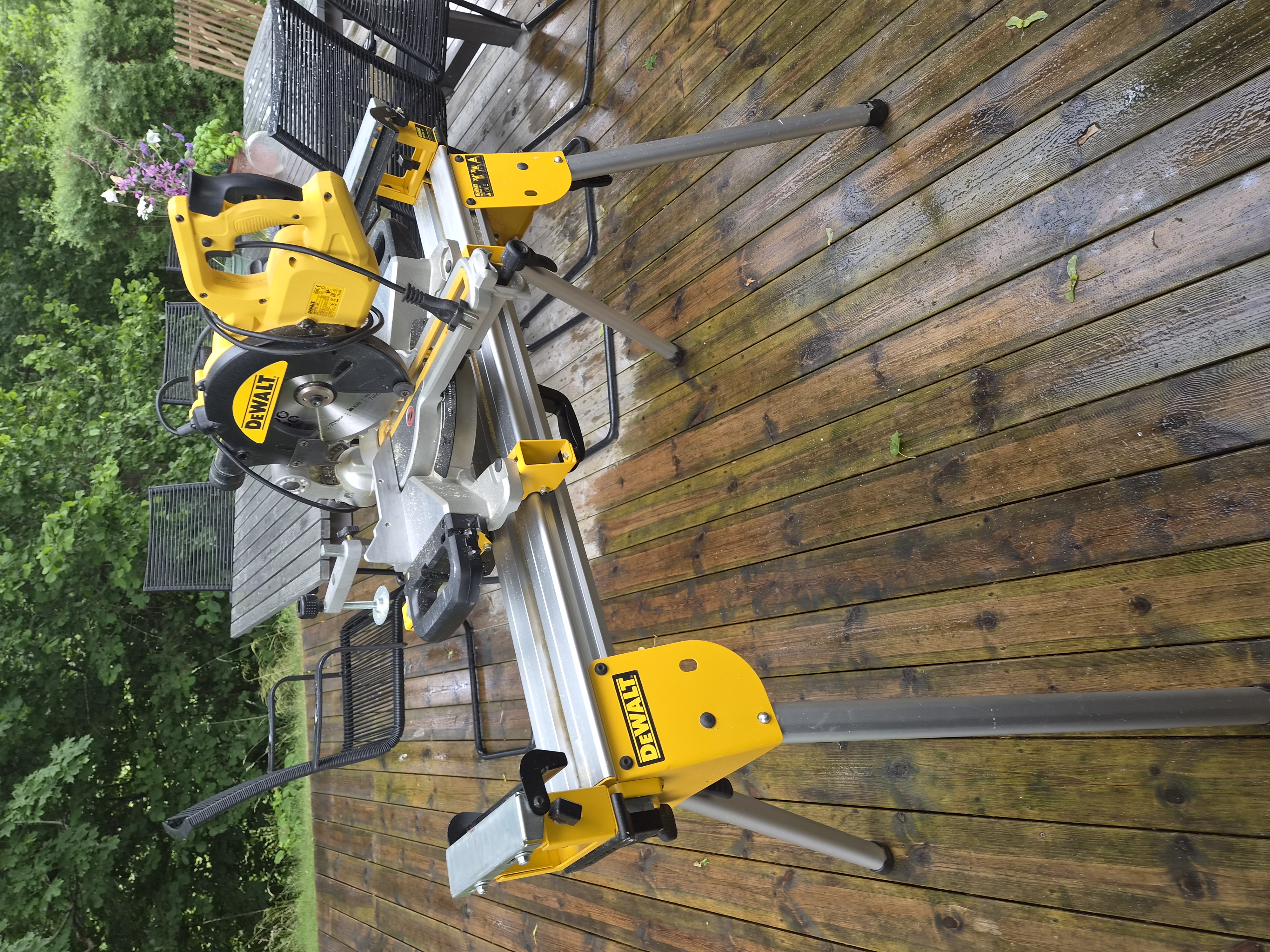 ​proffsig dewalt kap- och gersåg med sågbänk (216 mm)