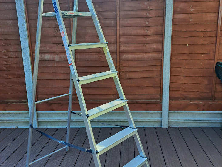 Tall aluminium stepladder (6-tread folding "a-frame")