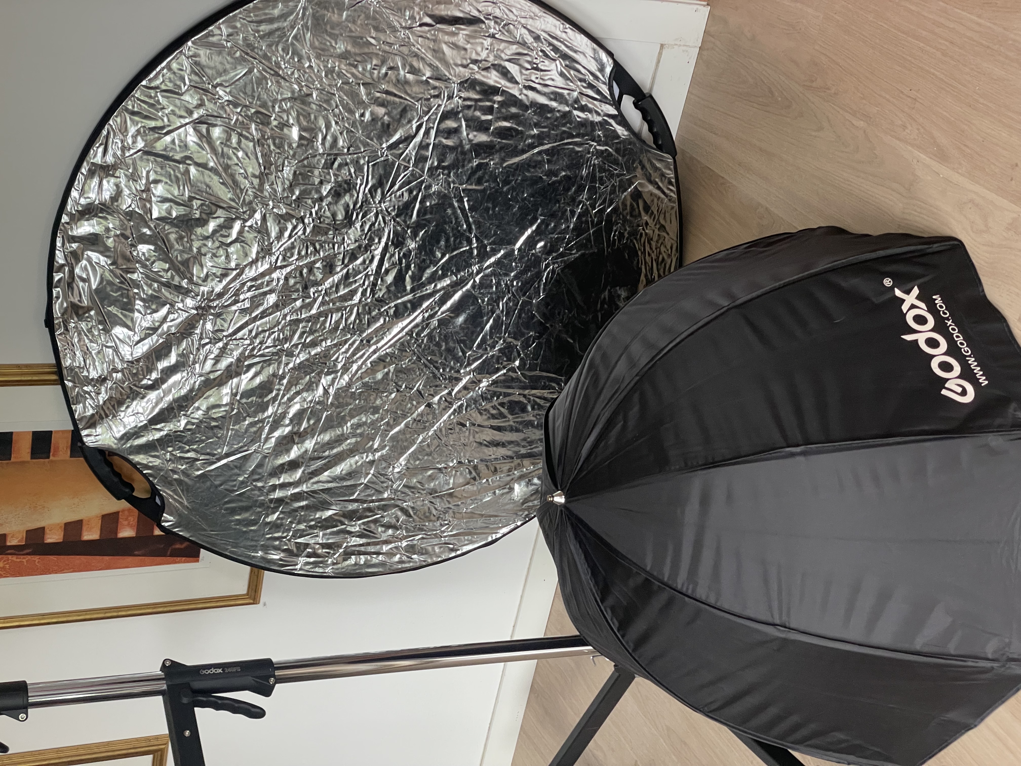 Leies ut – fotostativ med softbox og reflektor (uten blits og holder)