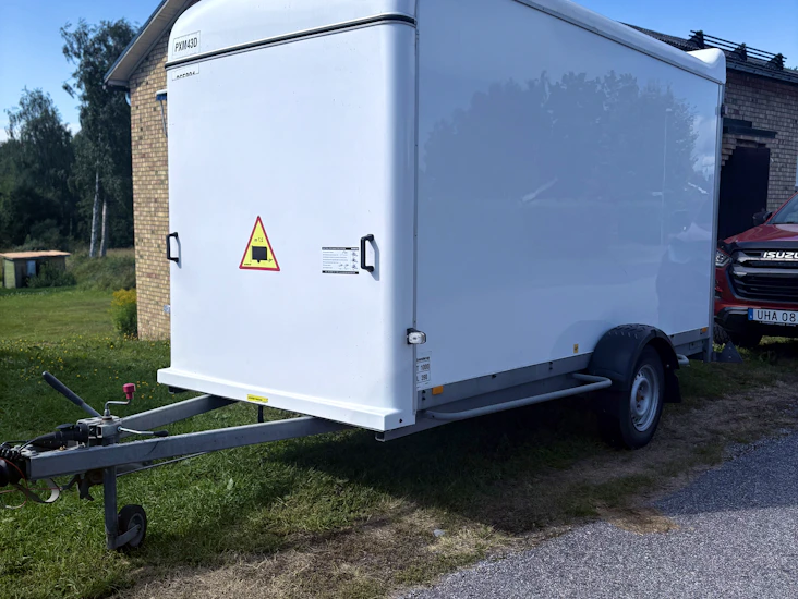 Hyr vårt praktiska skåpsläp!