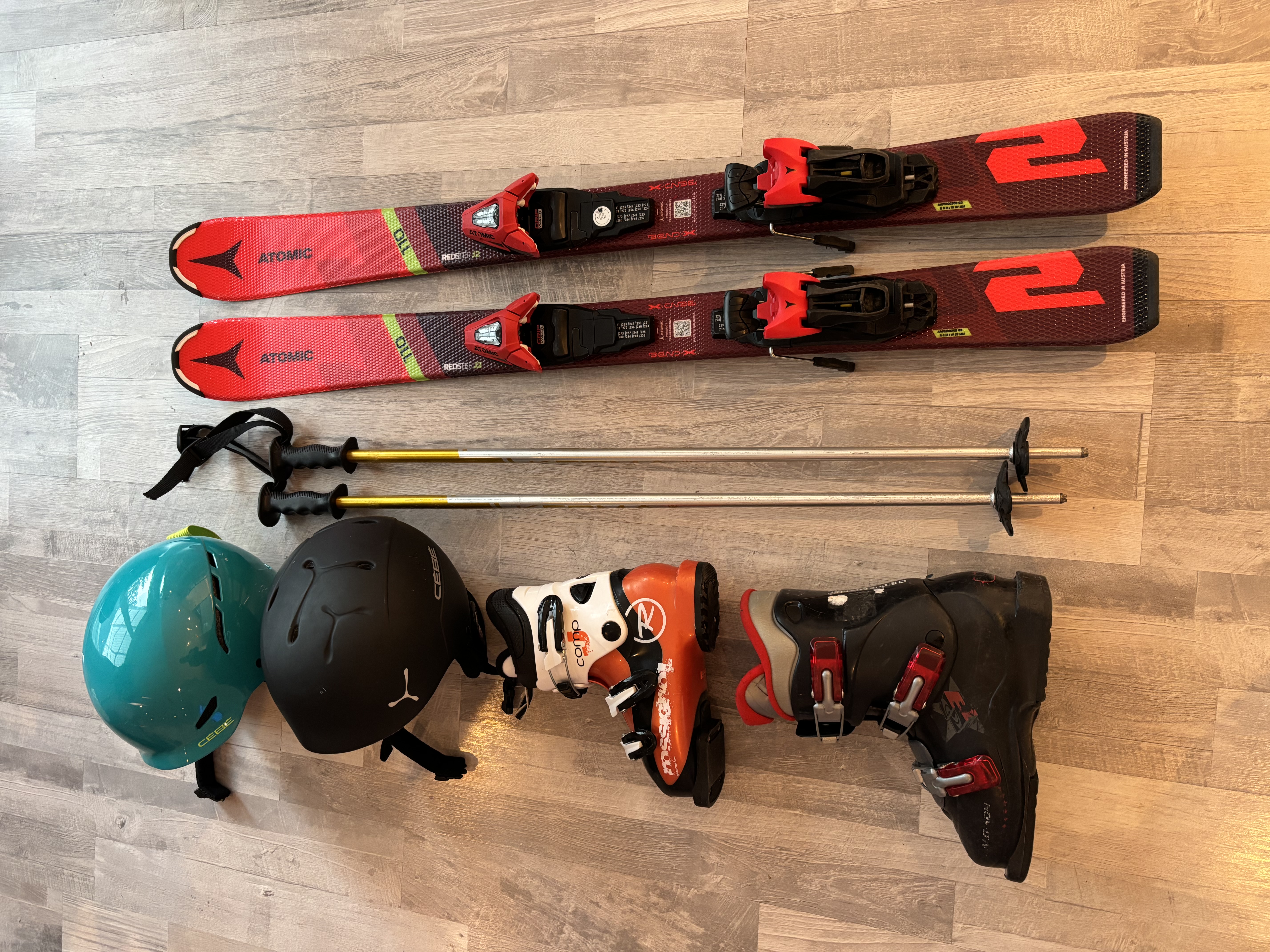 Skidor, pjäxor, hjälm och stavar barn