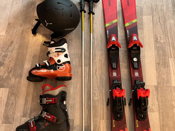 Skidor, pjäxor, hjälm och stavar barn