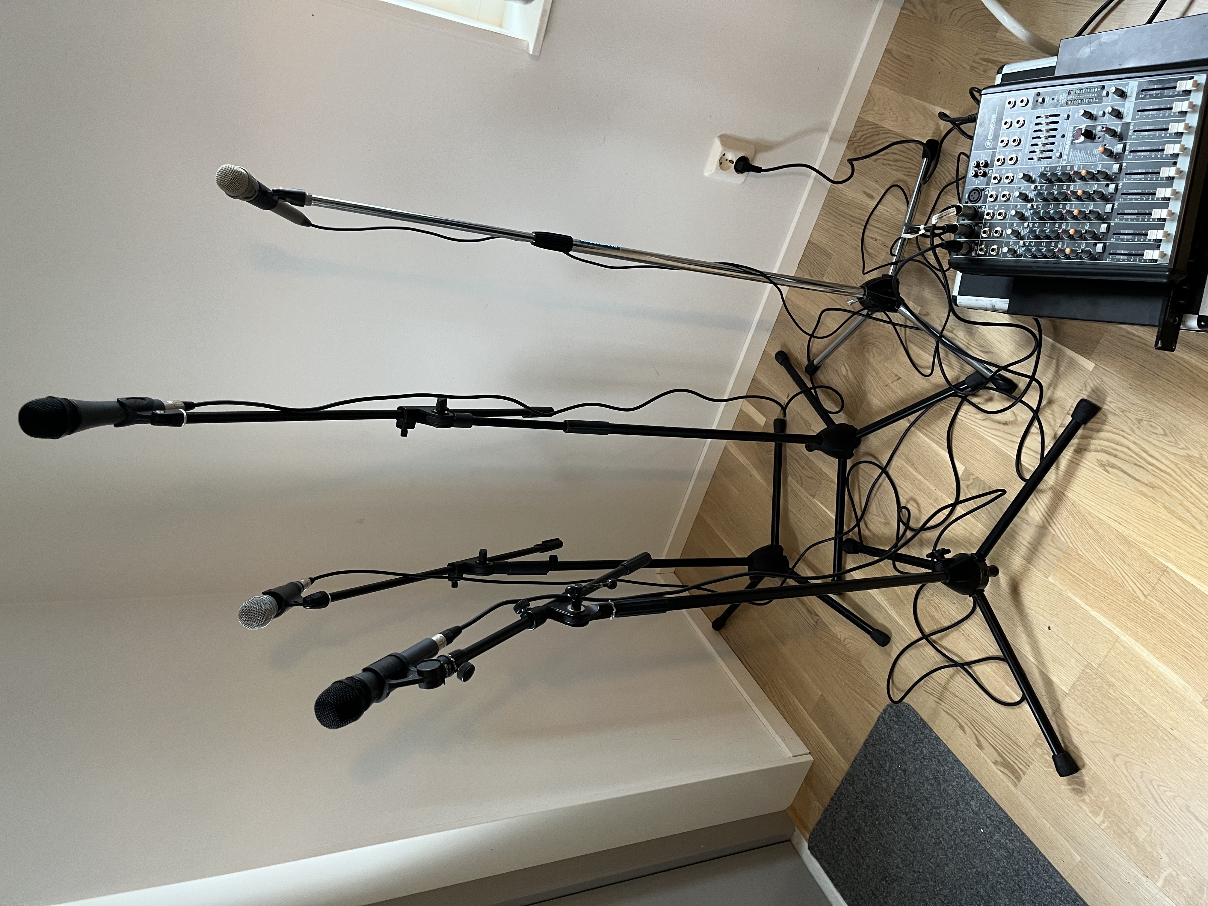 4st mikrofoner med stativ mixer och förförstärkare