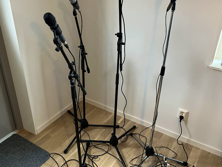 4st mikrofoner med stativ mixer och förförstärkare