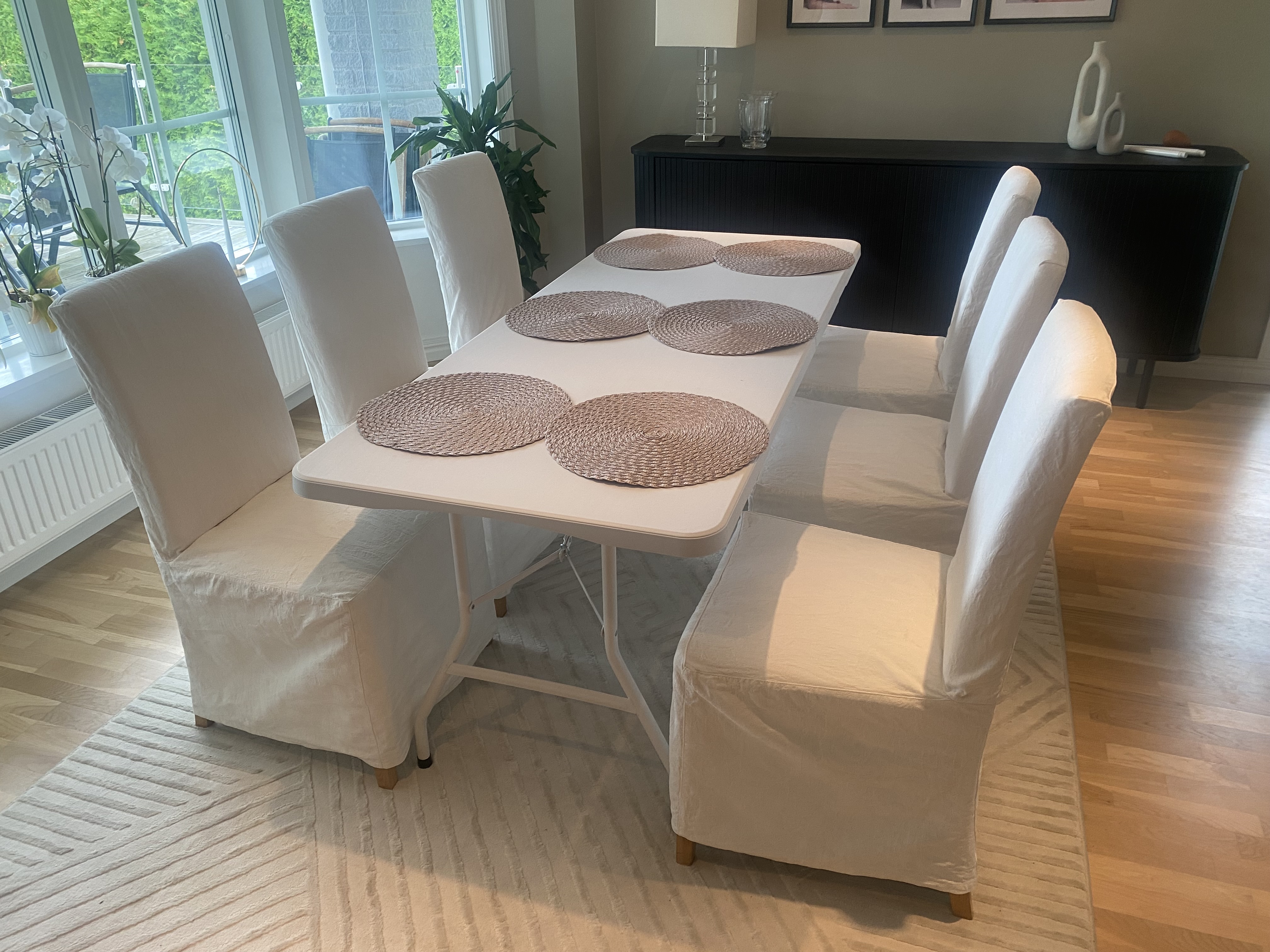 Hopvikbart bord med 6 st vita tygstolar