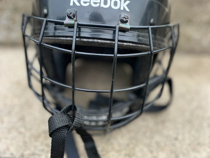 Hockeyhjälm/ /skridskohjälm