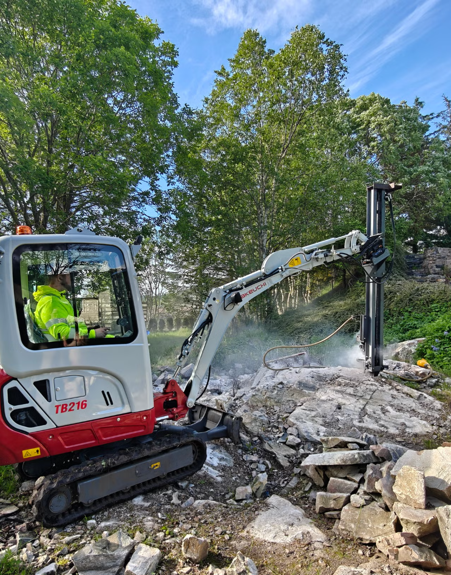 Fjellboringspakke til leie – minigraver med boretårn, kompressor og borehammer