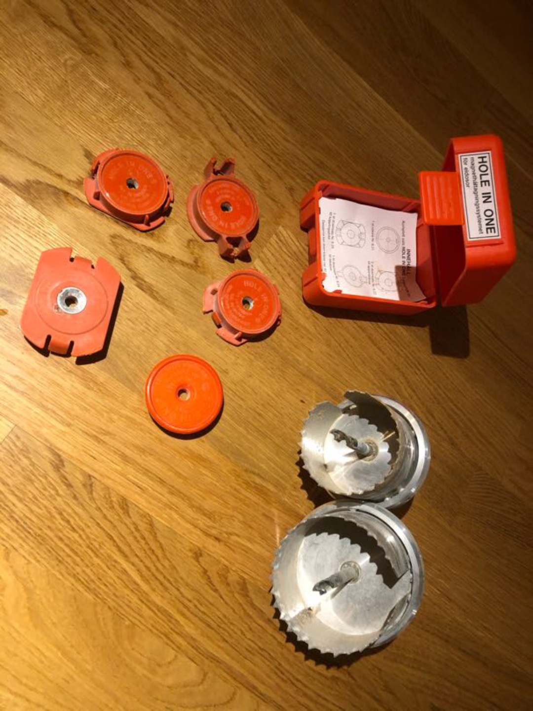 Hole in one / dossökare med två hålborrar 