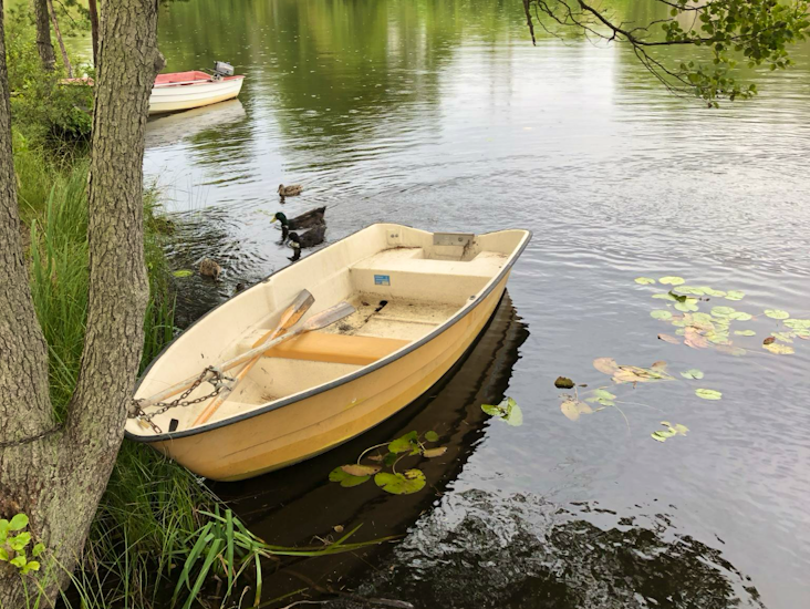 Liten roddbåt i stångån