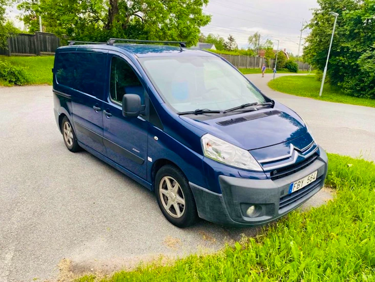 Snål skåpbil med dragkrok & plats med säng