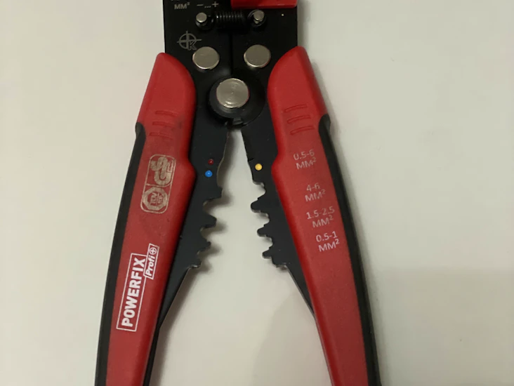 Skal och crimp-tång