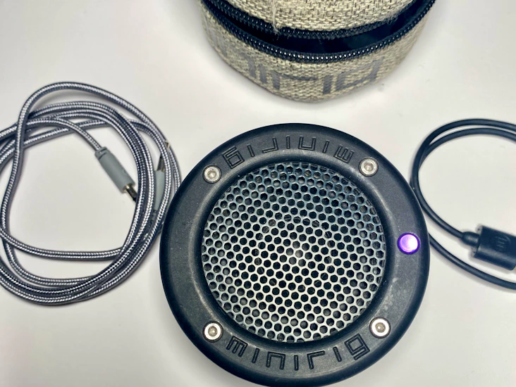 Minirig mini 2 with charging cable, aux jack cable and case