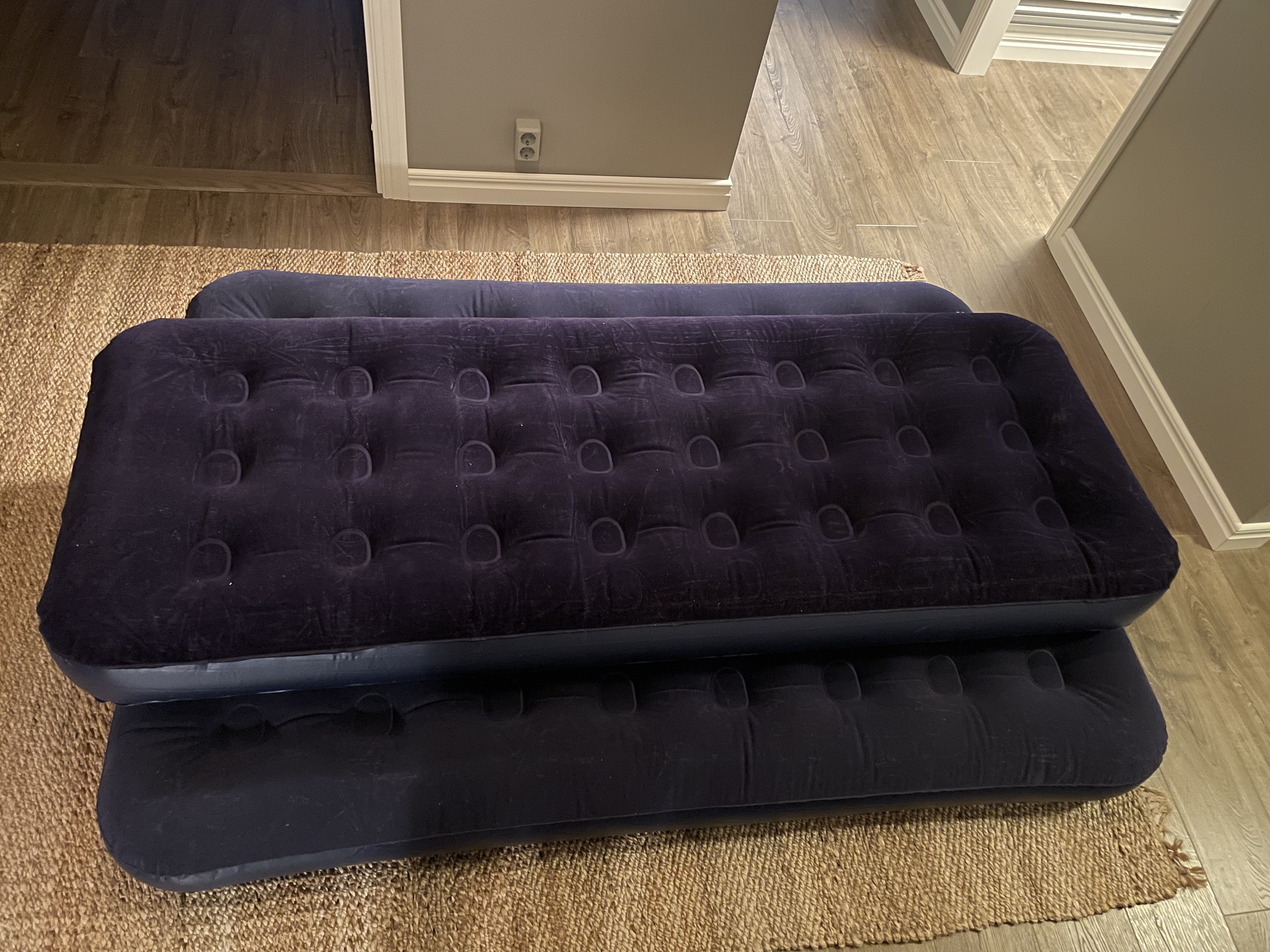 2 st luftmadrasser 180x130x15 + 188x62x15 inkl. pump