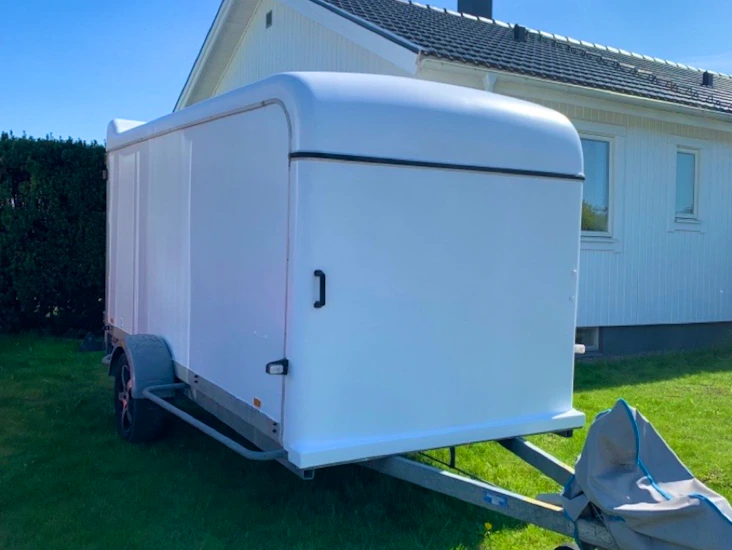 Thule släp med kåpa och 13 polig kabel, med dörrar bak