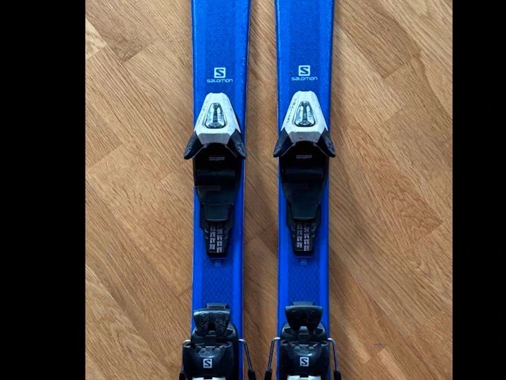 Barnskidor 110 cm inklusive pjäxor och stavar