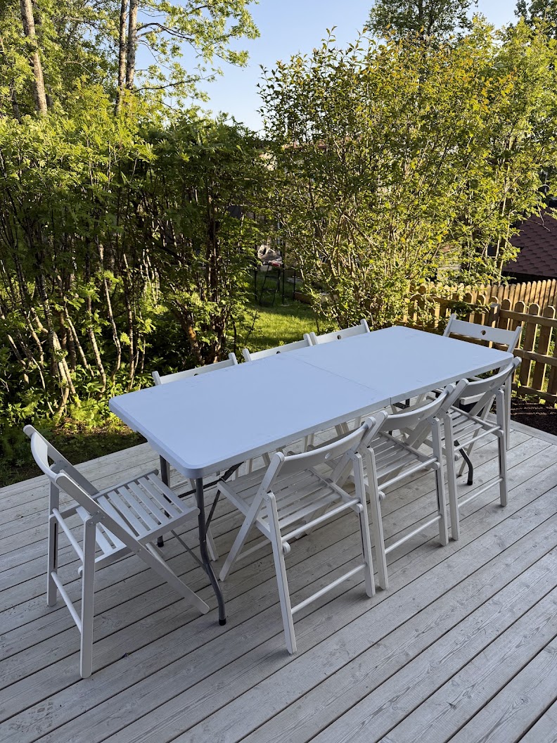 Bord og 8 stoler som er enkelt å transportere