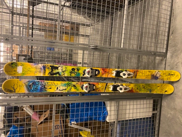 Allmountain twin-tip skidor