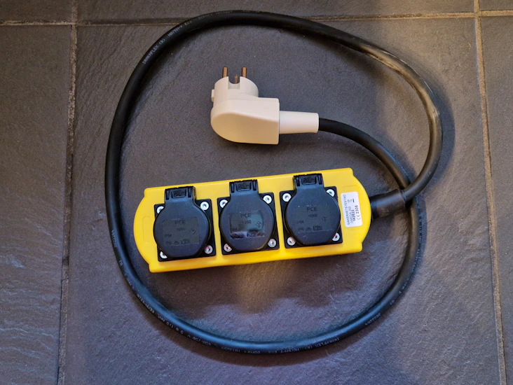 Grenuttag 3-vägs perilex/schuko