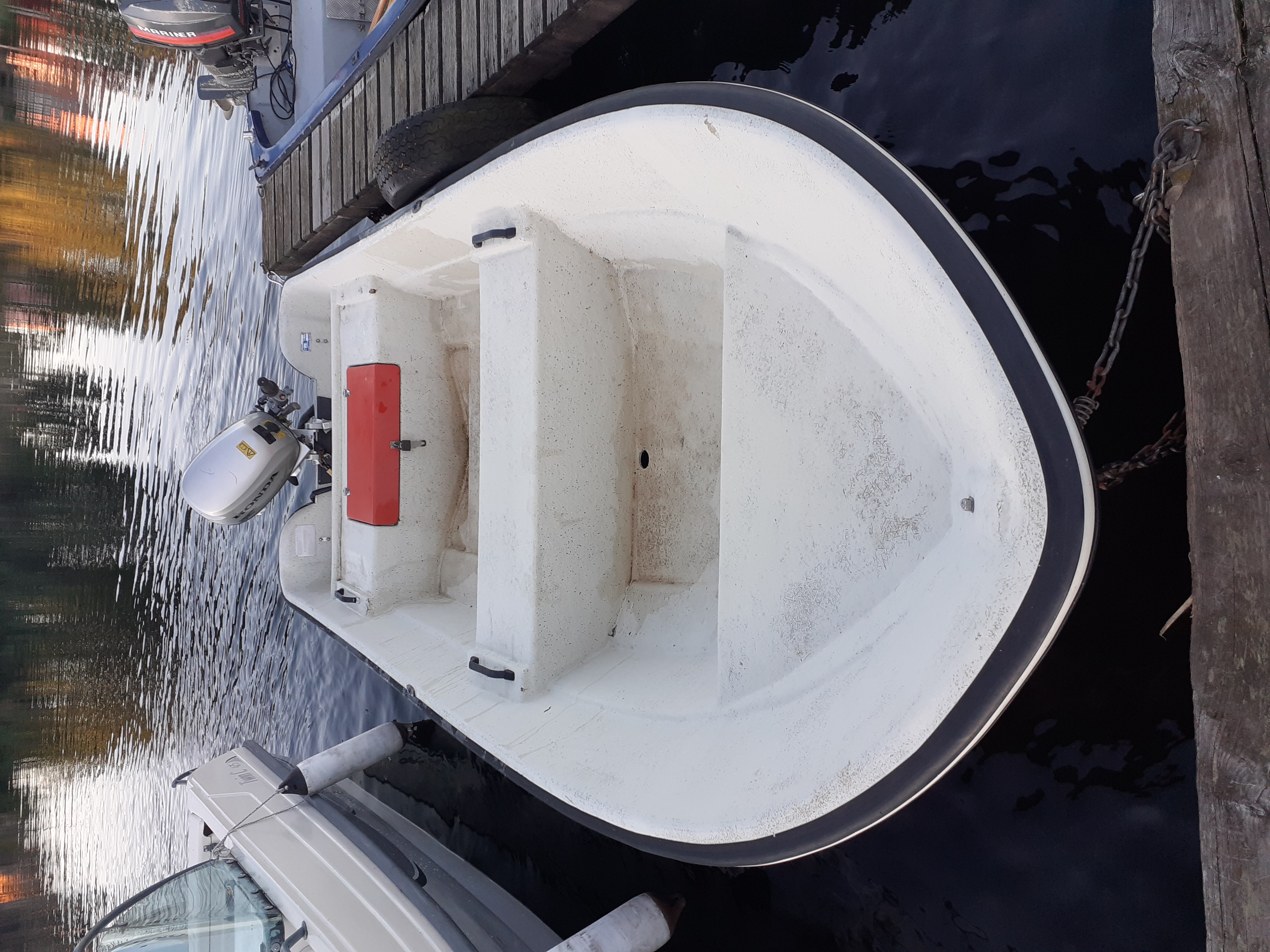 Båt med motor i borensberg