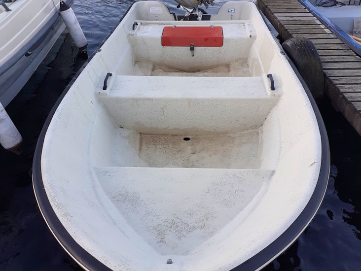 Båt med motor i borensberg