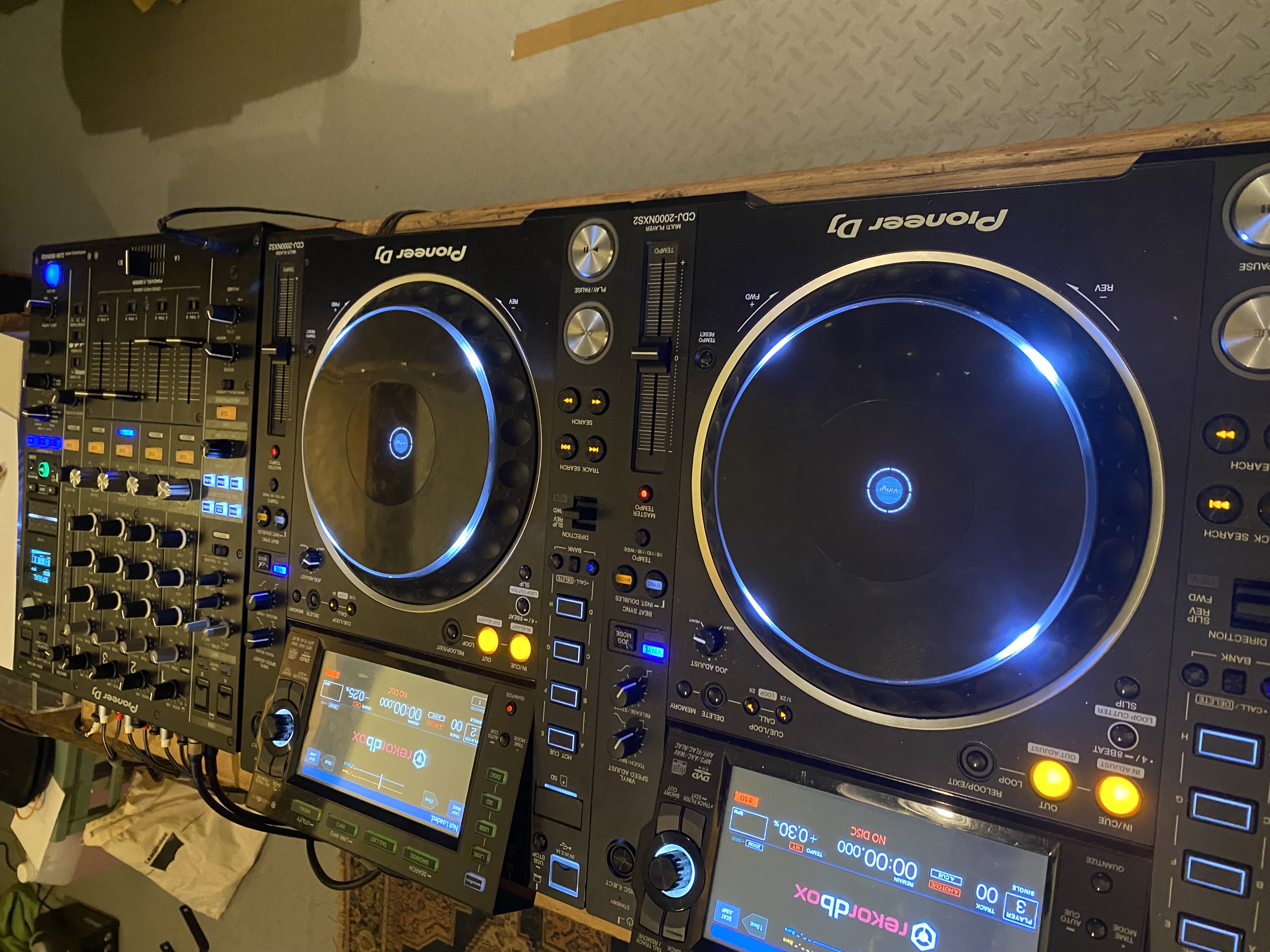2x cdj 2000 nxs2 and 1x djm 900 nxs2 - delivery available